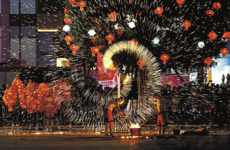 ◆銅梁火龍隊的隊員們表演銅梁火龍。