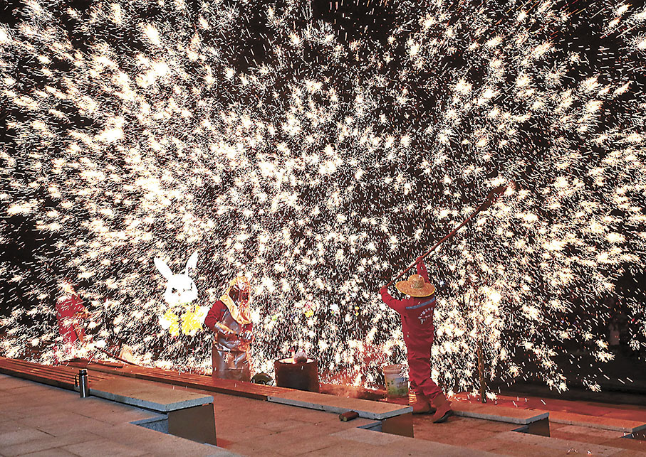 ◆民間藝人在江蘇省盱眙縣第一山崖壁廣場表演「打鐵花」。