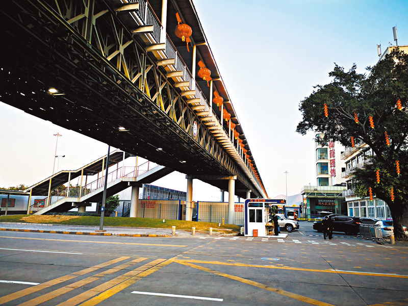 ◆ 通往皇崗臨時口岸的天橋。香港文匯報記者石華  攝