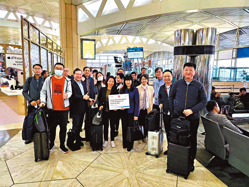◆ 特區政府訪中東代表團抵達沙特阿拉伯首都利雅得，圖為代表團部分成員合影。 尚海龍Fb圖片