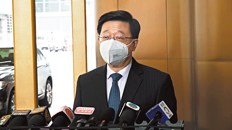 ◆ 李家超啟程訪中東前在機場見記者，冀此行為香港爭取和推廣發展機會。