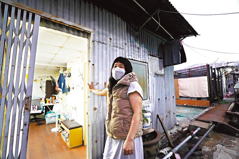 ◆阿英表示，以往住劏房連窗戶也沒有，入住天台屋亦怕有消防安全隱患。香港文匯報記者曾興偉  攝