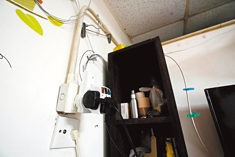 ◆劉女士表示，其天台屋電線已老化，經常出現跳掣問題。香港文匯報記者曾興偉  攝