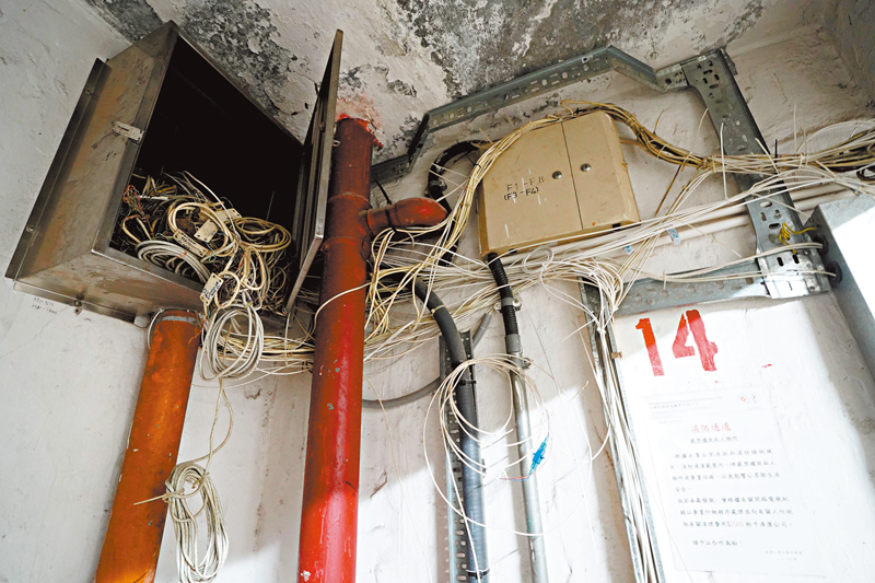 ◆走廊電線凌亂。香港文匯報記者曾興偉  攝