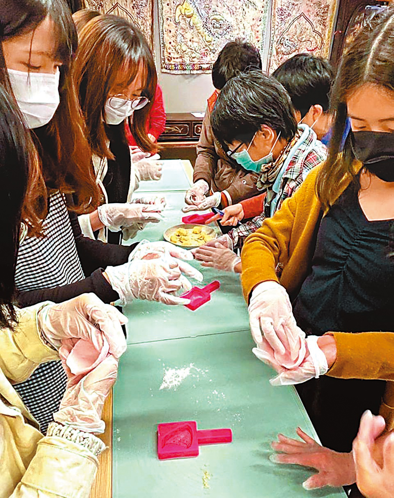 ◆香港年輕人學習潮汕地區的搓丸、做紅桃粿。