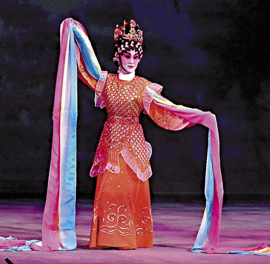 ◆鄭詠梅表演彩虹絲帶舞。