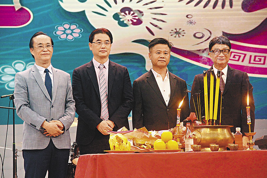 ◆左起：黎文卓、劉敏斌、鄧俊杰、徐小明主持拜神及醒獅儀式。