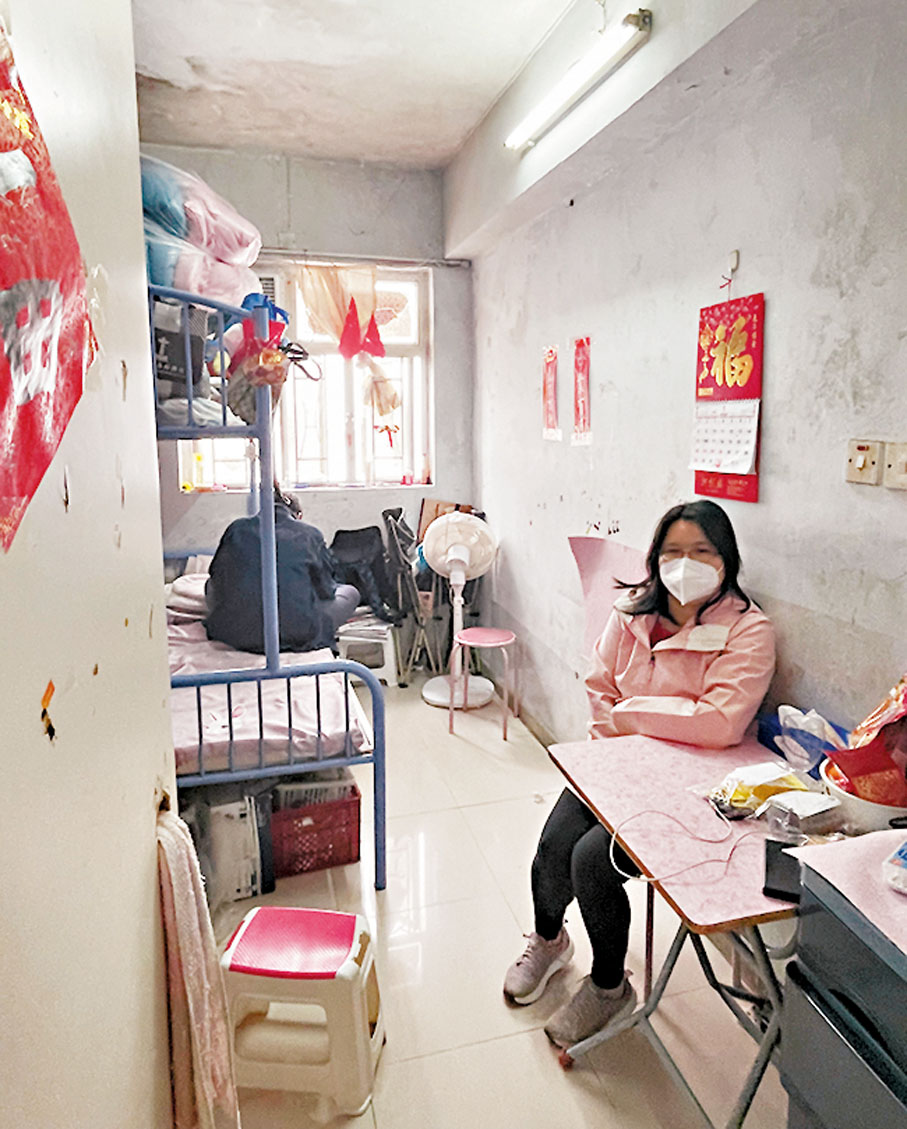 ◆ 周女士住所只能放下一張「碌架床」及一個收納櫃。 香港文匯報記者吳健怡  攝