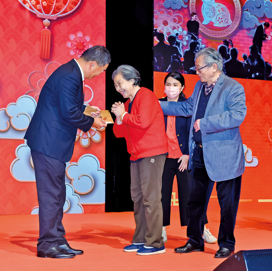 ◆姚茂龍會長為幸運得獎者送上滿滿祝福。