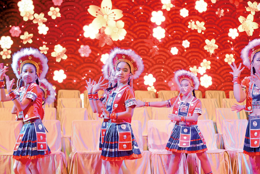 ◆ 道教聯合會圓玄學院陳呂重德紀念學校表演中國舞《歡欣起舞》。