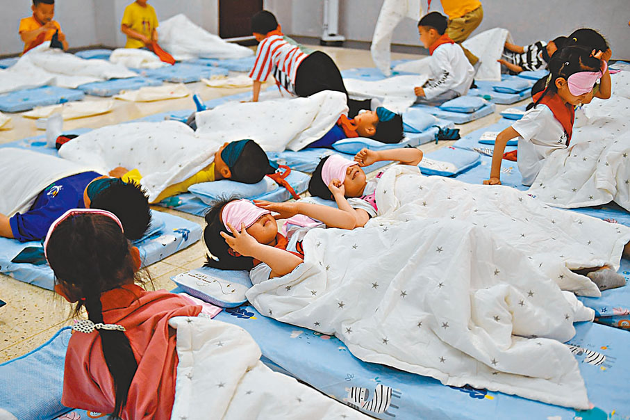 ◆ 宰予午睡被孔子罵懶惰，但現代研究卻發現午睡有益身心。圖為內地學生午睡。 資料圖片