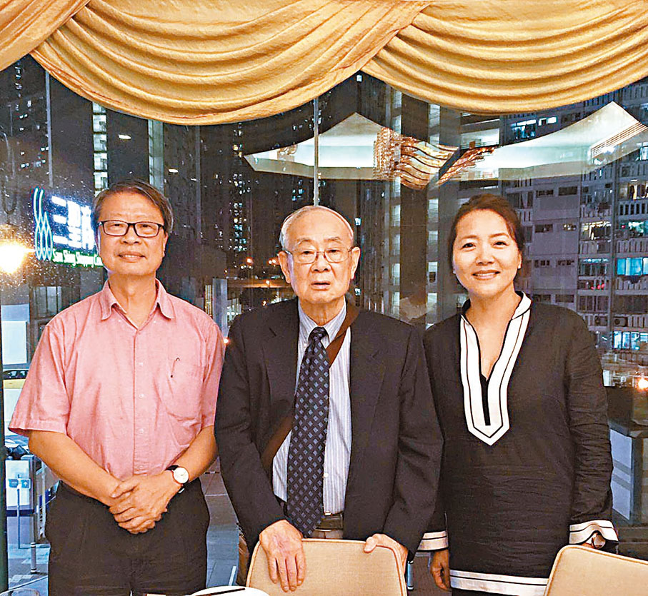 ◆2018年4月23日（莎翁誕生日）劉紹銘（中）與黃維樑夫婦攝於嶺南大學附近一酒樓。 作者提供
