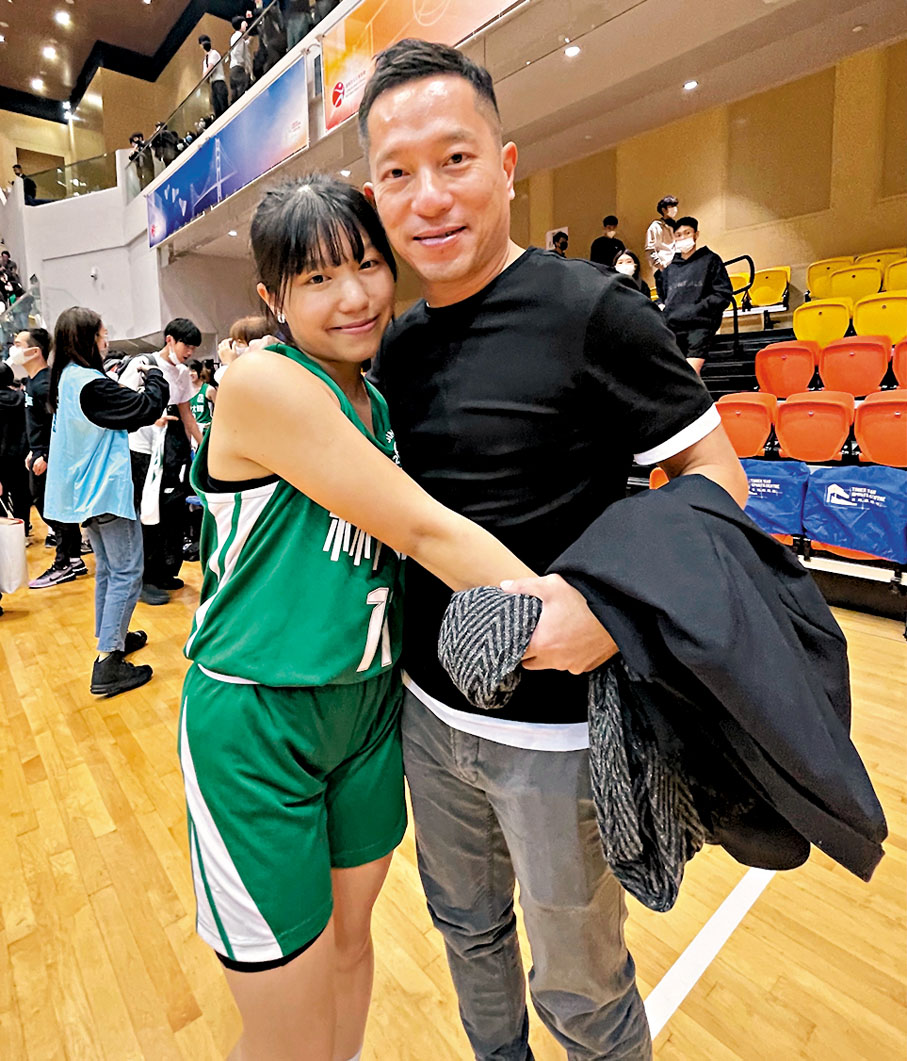 ◆港足名將陳志康（右）入場支持愛女心心。