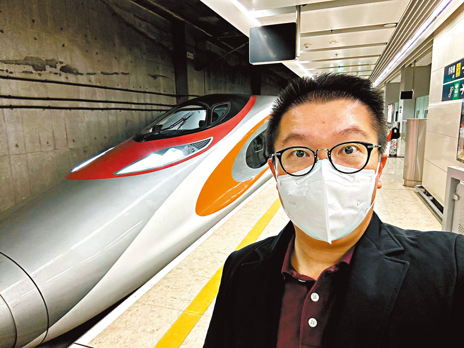 ◆港商彭穎生昨日搭高鐵到廣州打理工廠業務。