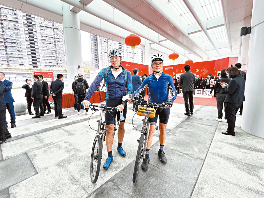 ◆香港單車友林先生（左）和朋友體驗港深騎行一日遊，大讚由香園圍／蓮塘口岸過關十分方便。  香港文匯報記者李望賢 攝