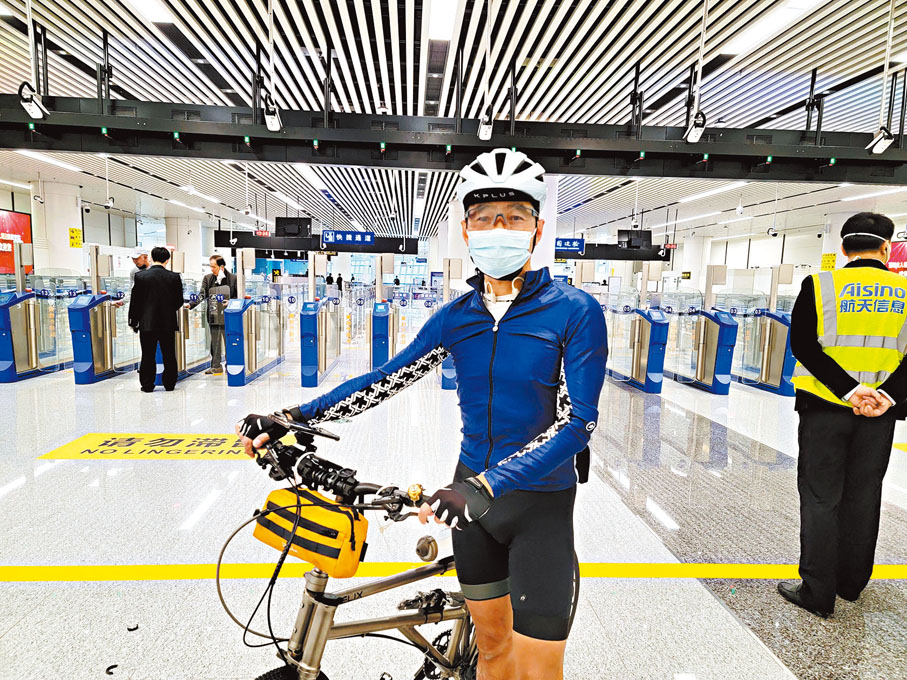 ◆梁先生表示，騎單車從香港到深圳感覺「一路順滑」。香港文匯報記者唐文 攝