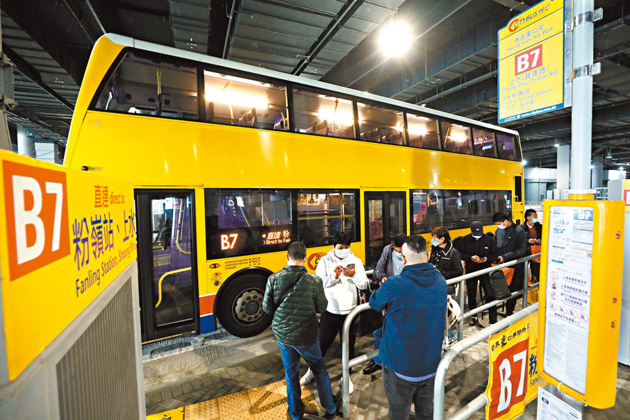 ◆城巴B7號線往來香園圍口岸至上水和粉嶺。 香港文匯報記者郭木又  攝