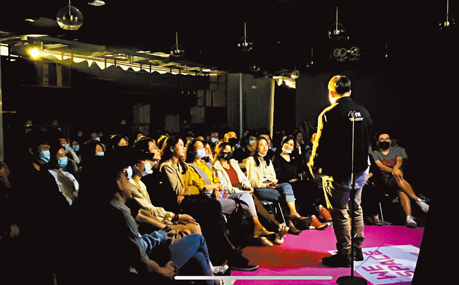 ◆在行情尚好的2021年，「硬核喜劇」在深圳的演出幾乎場場爆滿。香港文匯報深圳傳真