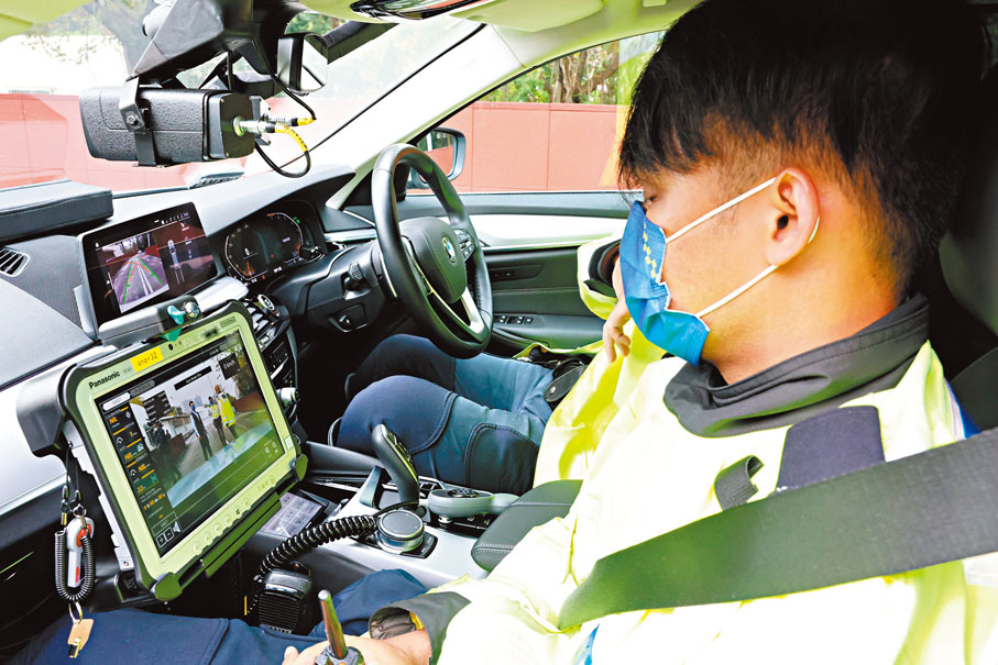 ◆警方「隱形戰車」可透過偵速鏡頭在屏幕觀看涉案車輛動態。 香港文匯報記者劉友光 攝