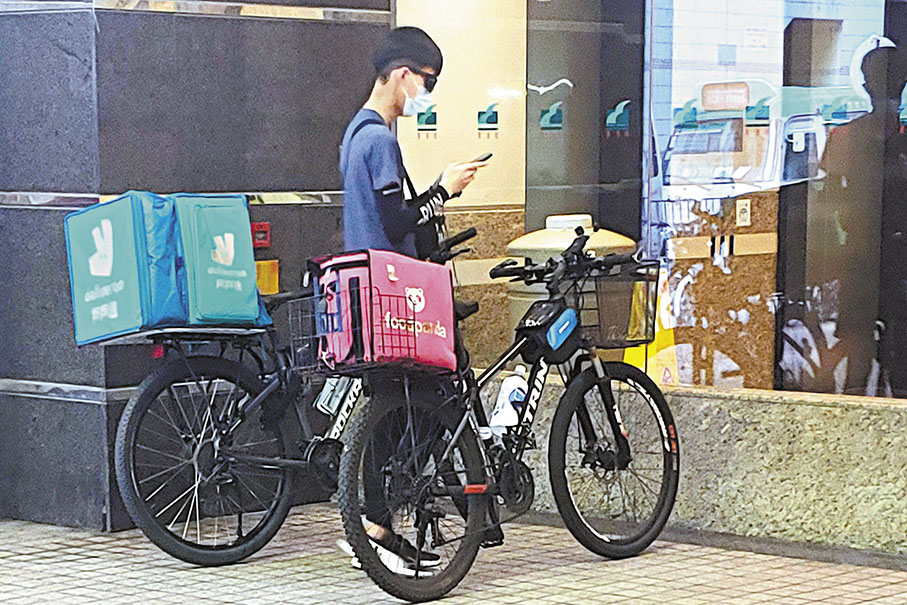 ◆消委會去年接獲1,089宗涉及外賣點餐平台的投訴。圖為外賣員於疫情下送外賣。 資料圖片