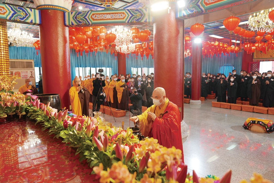 ◆西方寺方丈寬運大和尚獻香為大眾祈福。