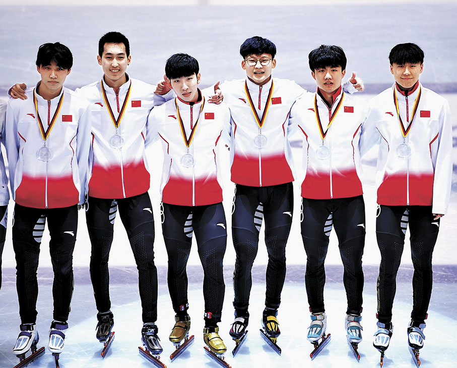 ◆中國隊在頒獎儀式上。  新華社