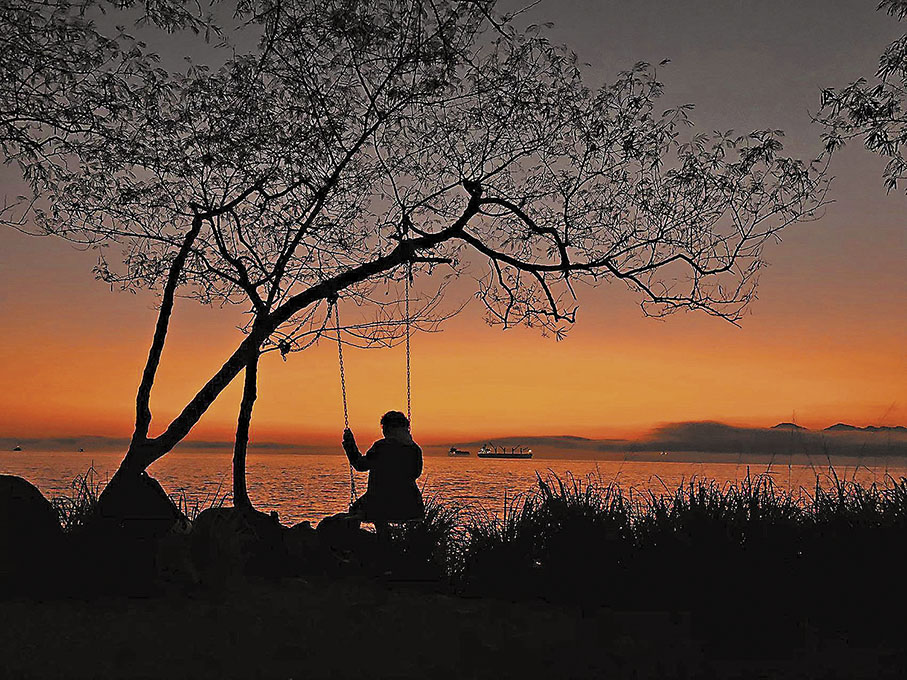 ◆港島南海邊，日落海面，瑰麗夢幻，海邊的鞦韆架上，仍有人不舍離去 ！ 作者供圖