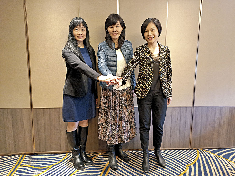 ◆香港保險業聯會行政總監劉佩玲(右)指，本港保險公司後勤人員有約3萬多人，惟後勤職位有近20%空缺。旁為主席黃子遜（中）及副主席李紫蘭（左）。