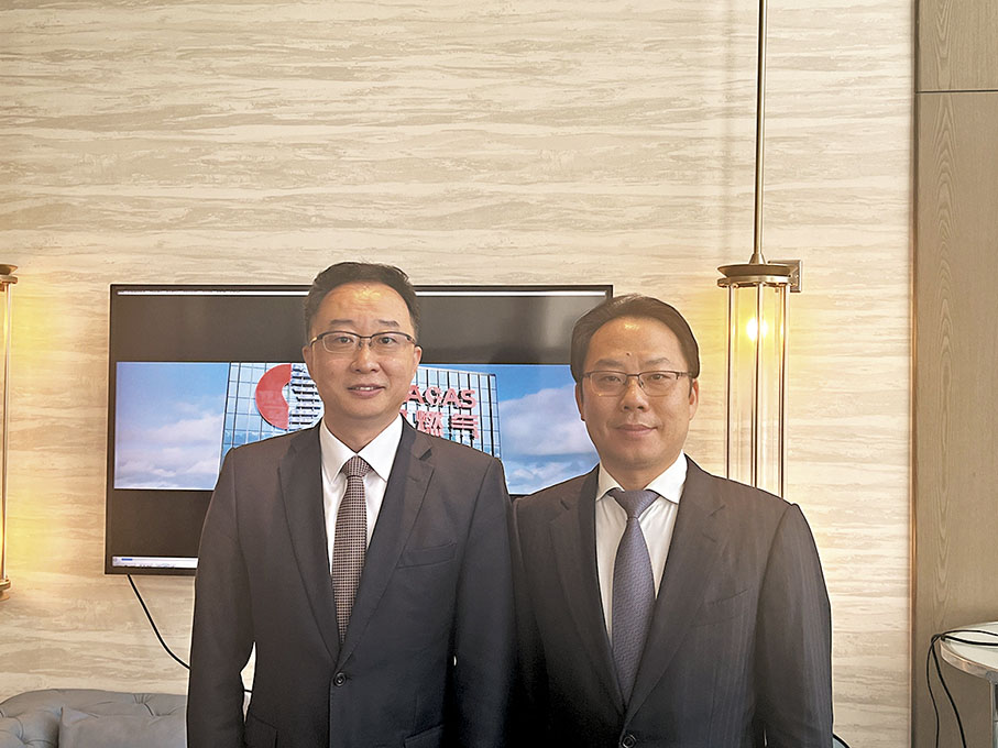 ◆中國燃氣朱偉偉（右）預料2023至24財年的每股盈利可恢復增長，屆時將考慮是否增加派息。 記者周曉菁  攝