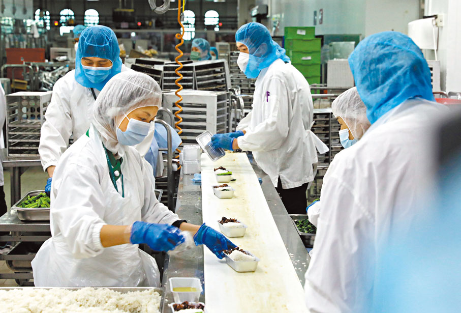 ◆飛機餐產量較大，更需注重效率。香港文匯報記者郭木又 攝