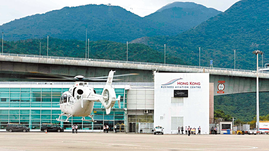 ◆ 直升機降落在香港國際機場的商用航空中心停機坪。   受訪者供圖