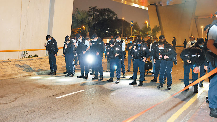 ◆法院對出通州街大批警員搜證。 香港文匯報記者劉友光  攝