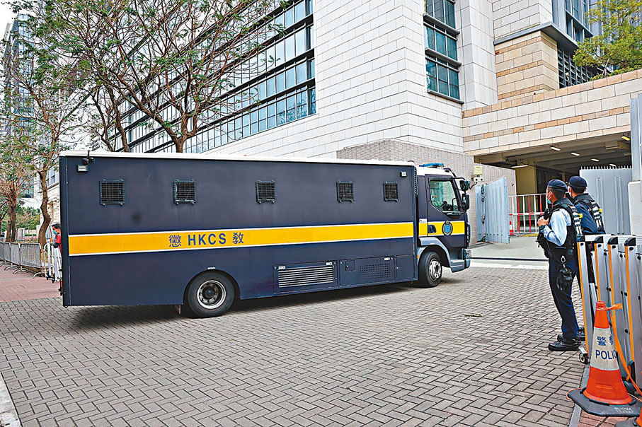 ◆攬炒派「47人初選」案昨日續審，部分正在服刑的被告昨日由囚車押解到西九龍法院大樓應訊。香港文匯報記者劉友光  攝