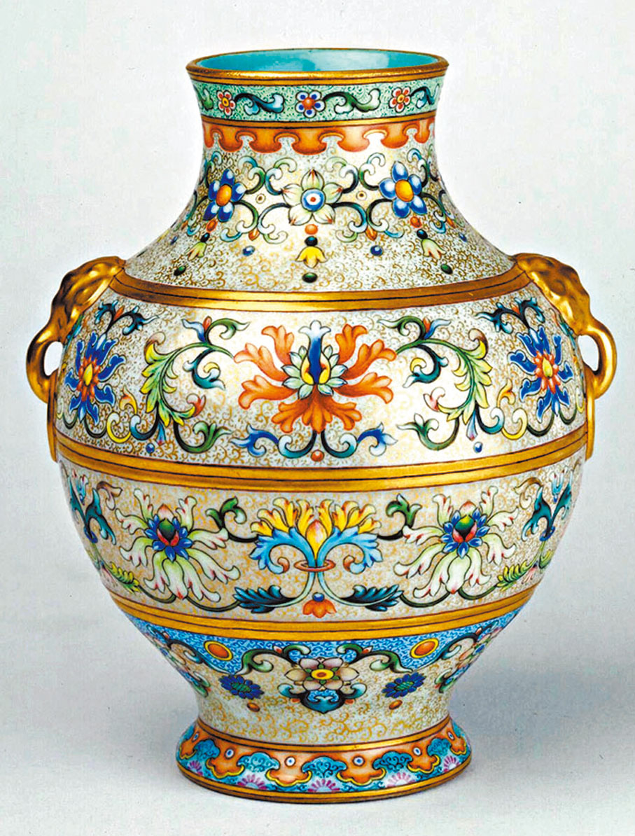 ◆清乾隆琺琅彩勾蓮紋象耳瓶。圖片來源：故宮博物院