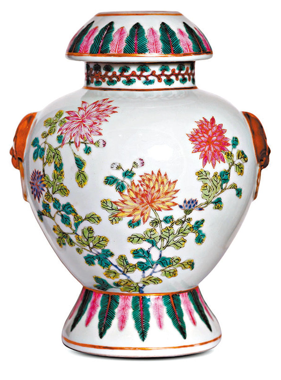 ◆清雍正粉彩花卉紋鋪首耳尊(圖片來源：《香港珍藏大展》)