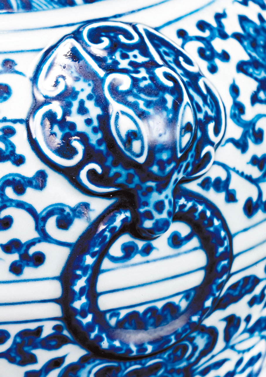 ◆清乾隆青花纏枝花卉鋪首尊鋪首部分細節