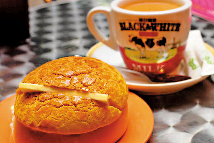 ◆ 菠蘿油，顧名思義就是菠蘿包加牛油，可以說是香港中西文化交融的最佳例子。 資料圖片