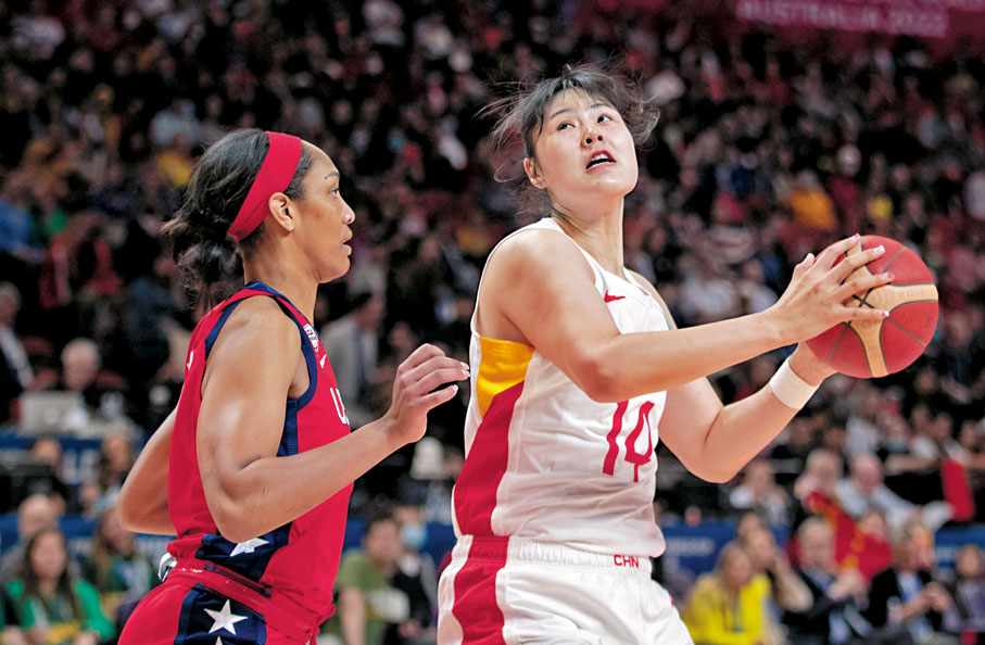 ◆李月汝（右）隨中國女籃奪得世界盃亞軍。  資料圖片