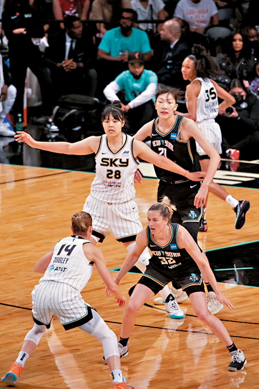 ◆李月汝（上左）在WNBA對決國家隊隊友韓旭（上中）。 資料圖片