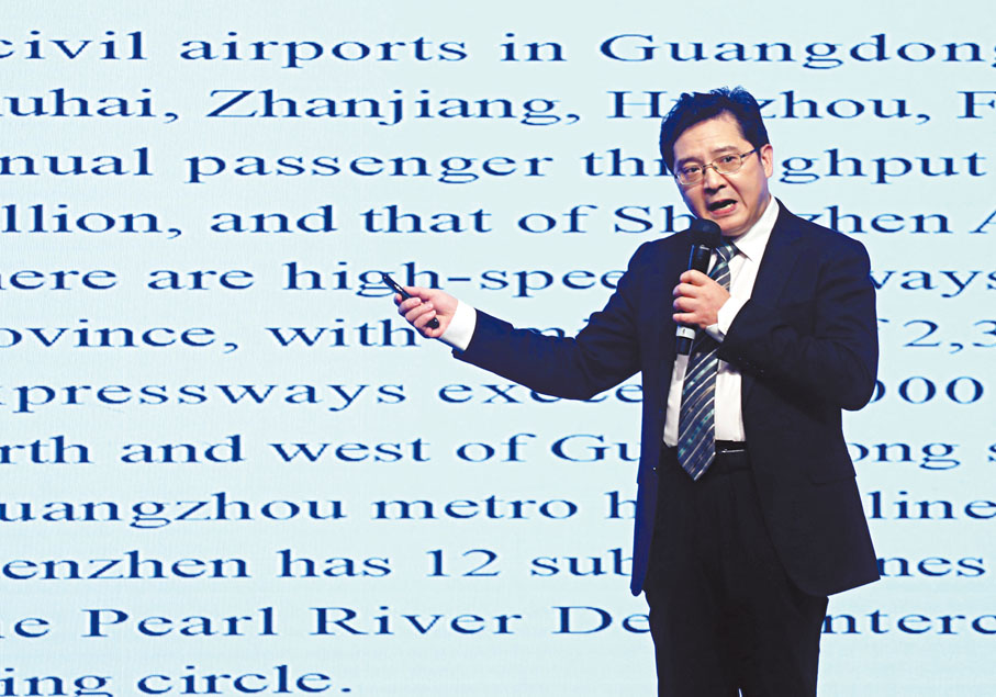 ◆ 廣東省商務廳廳長張勁松向香港各界介紹廣東發展優勢。香港文匯報記者郭木又  攝