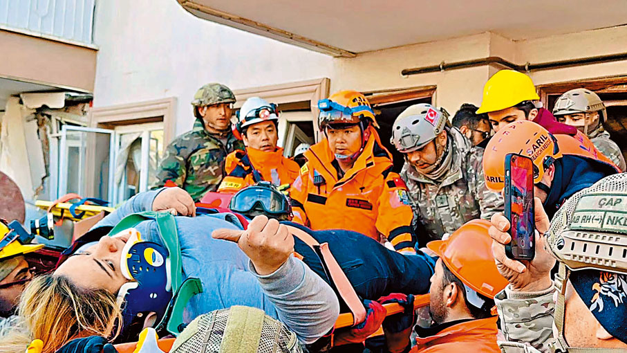 ◆土耳其時間2月9日下午1時30分，中國公羊救援隊聯合土耳其陸軍城搜隊，在Belen（貝倫鎮）一處民房成功救出一家五口。圖為獲救的母親在擔架上向救援人員伸出大拇指表示感謝。 公羊隊供圖