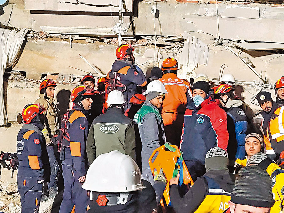 ◆當地時間2月9日凌晨，中國救援隊與當地救援隊合作在土耳其地震重災區哈塔伊省安塔基亞市一棟倒塌房屋的廢墟中成功營救出一名孕婦。 新華社