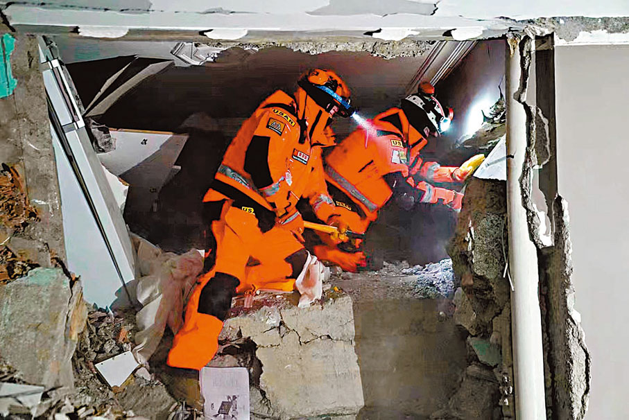 ◆土耳其當地時間2月8日晚19時，公羊救援隊先遣隊進入一幢半坍塌的樓房裏搜尋被掩埋的男子。 公羊隊供圖