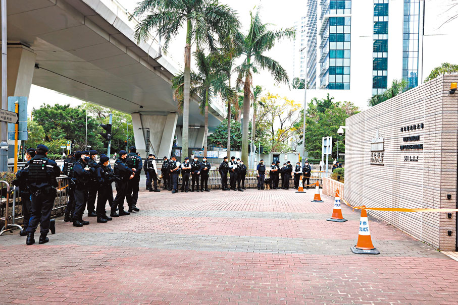 ◆警方在西九龍法院外圍加強保安。該法院前日疑遭受氣槍射擊。 香港文匯報記者劉友光  攝