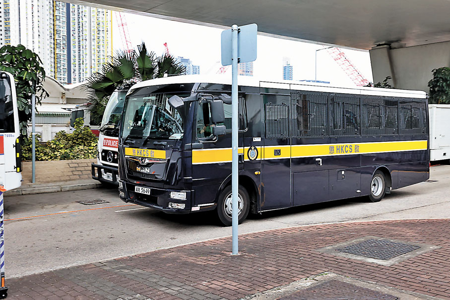 ◆囚車押送部分被告應訊。 香港文匯報記者劉友光  攝