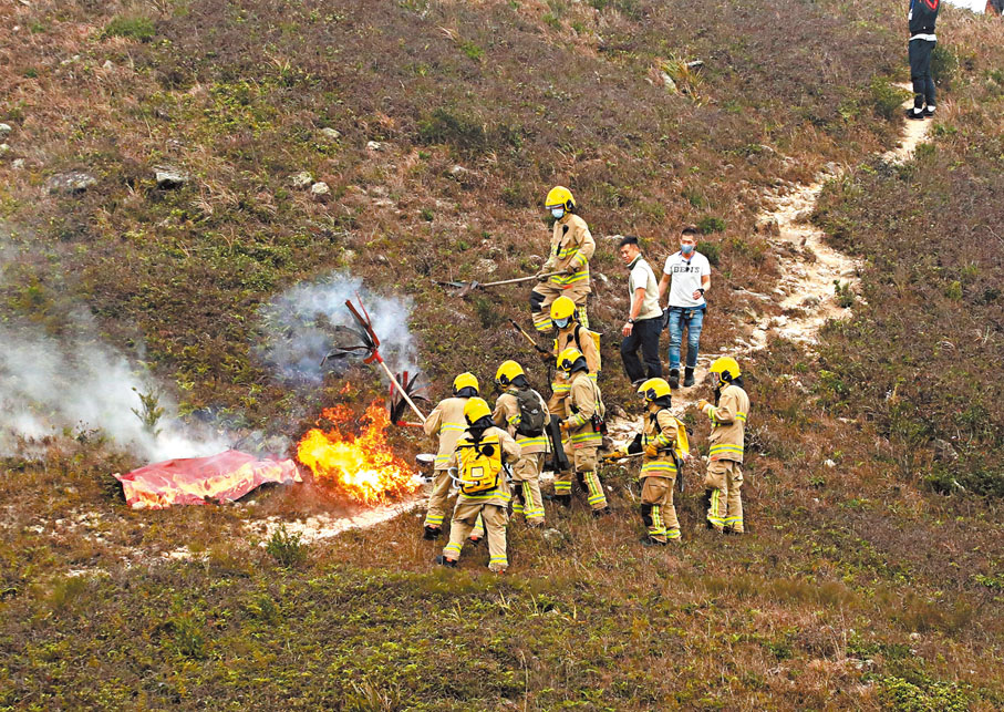 ◆消防員撲熄山火。香港文匯報記者郭木又  攝