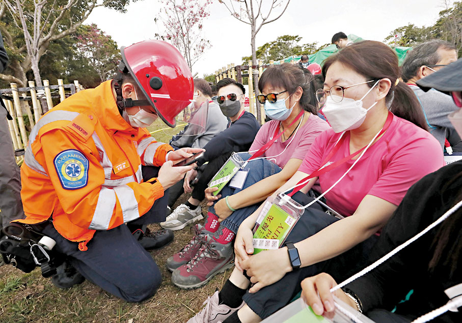 ◆救護員為山上被困傷者安排分流治療。香港文匯報記者郭木又  攝