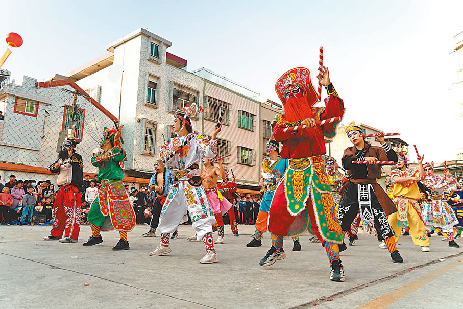 ◆來自廣東省汕頭市潮陽區銅盂鎮的老溪西鄉英歌舞隊在演出中。