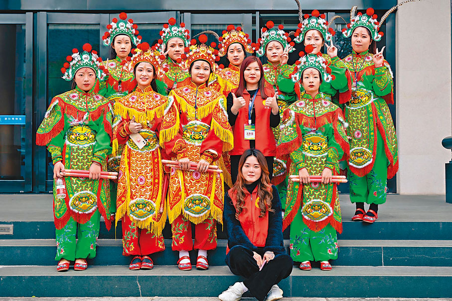 ◆西門女子英歌隊副隊長吳燕花（二排右二）和參演隊員在演出後合影留念。