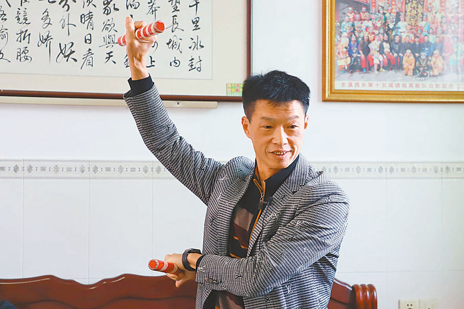 ◆陳宋琪演示英歌舞擊槌的基本動作。